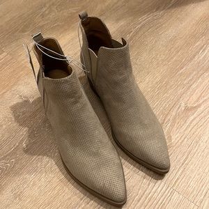 BNWT Universal Thread taupe booties, size 9.5